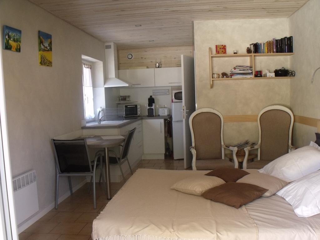 Aux Blanches Pierres Apartment Fumel Room photo