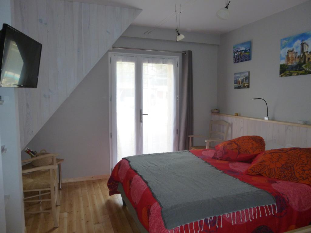 Aux Blanches Pierres Apartment Fumel Exterior photo